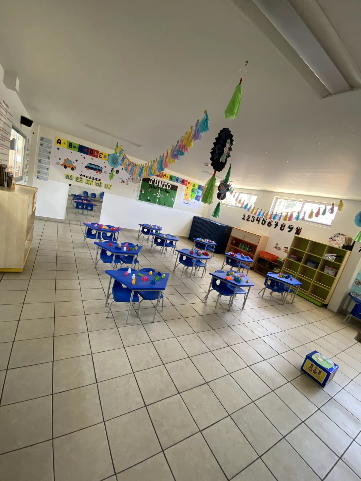 Mesas infantiles y materiales en una de nuestras aulas